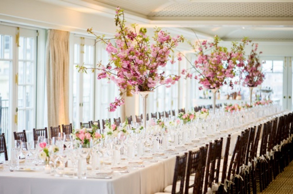 asztal-deco-cseresznye-kivirágzott vázák üvegből esküvő stílusos-egyszerű