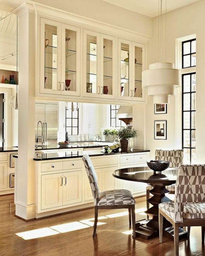 otvorena kuhinja-s-protu-blagovaonica-vitrine-odvojeno-tapecirane stolice-dizajner-lampa-bilje