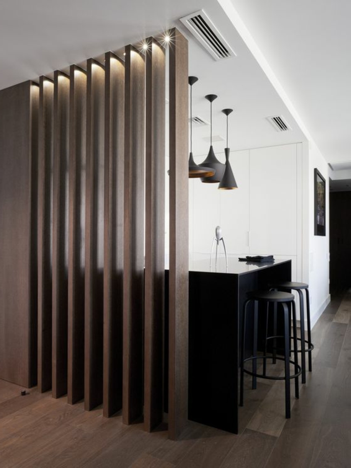 cuisine ouverte avec comptoir-noir et noir-tabouret-trois séparateurs lampes style industriel salle