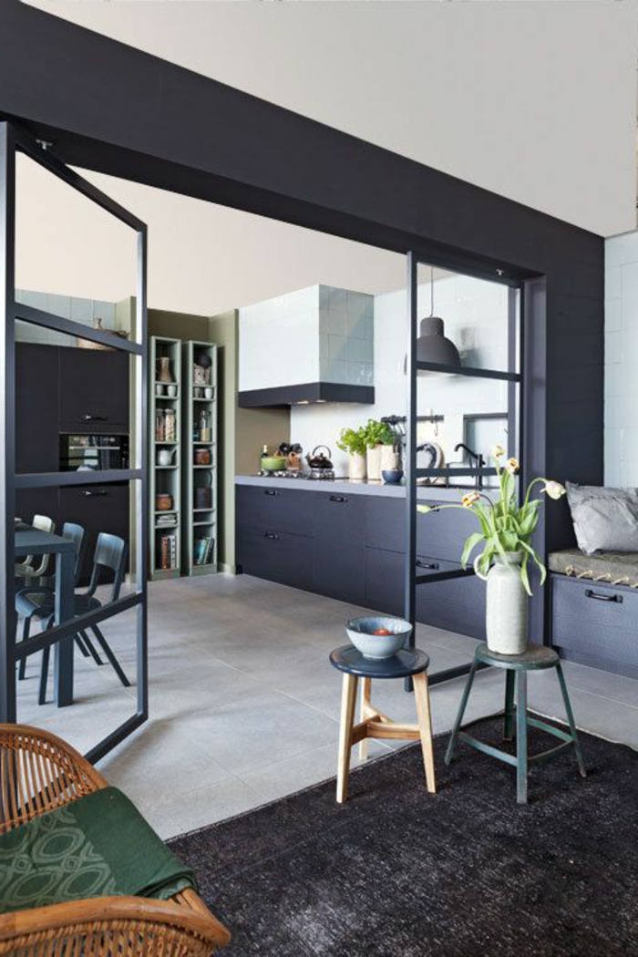 cuisine ouverte-séparée porte en verre-cuisine étagères noir-cuisine-table à manger façades bois-vert-noir-tapis en osier bois marcottière