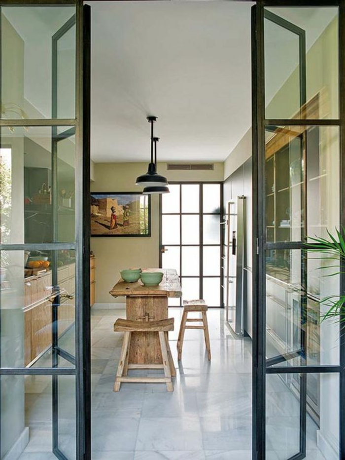 cuisine ouverte-salon-indépendant-concertina porte-verre massif-meubles-salle à manger tabouret fruits de table bois