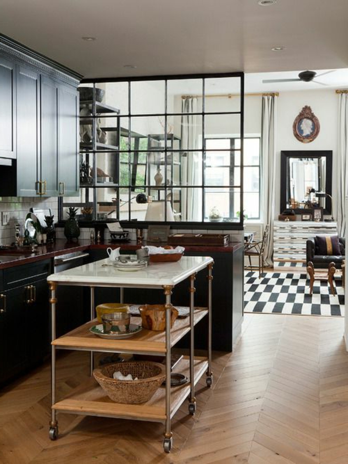 cuisine ouverte-salon-indépendant-Parket-utile table déploiement cuisine portes-noir-modèle armoire tapis miroir cuir noir canapé
