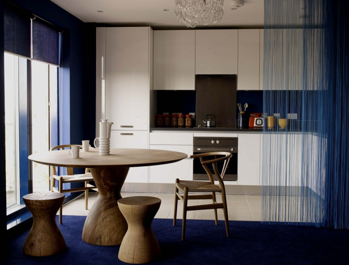 cuisine ouverte-salon-disconnect Table-ronde solide-salle à manger en bois en bois des chaises bleu-peluche tapis-stores