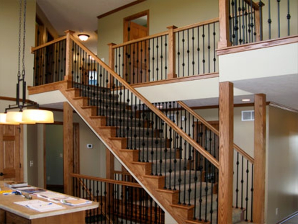 отворено стълбище-с-дървена конструкция-интересен дизайн