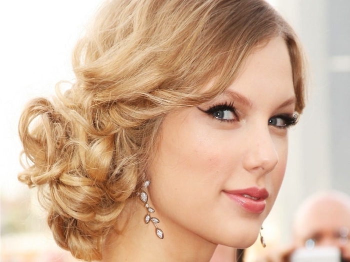 Ombre look de Taylor Swift regard très alléchant rouge à lèvres yeux stressés