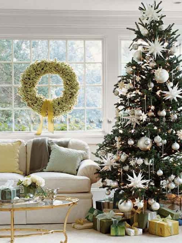 fehér karácsonyi dekoráció - fenyőfa és zöld koszorú az ablakon