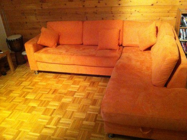 narancssárga színű-sarok-kanapé-takaró-nagyon kis nappali berendezése