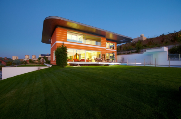 narančasta fasadna boja - ultramoderna kuća na dvije etaže