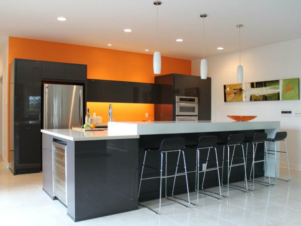 oranssi-keittiö-seinävärin-baarijakkara ja kattovalaisimet