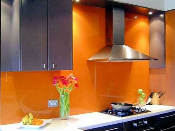 оранжево-кухня-стена цвят-тъмно шкафове