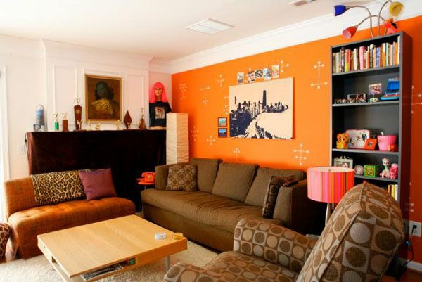Nappali szekrény és két kanapé narancssárga nappaliban