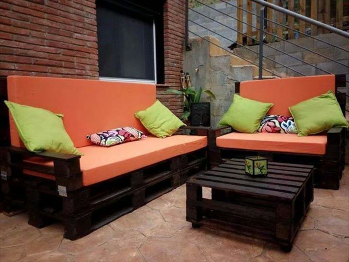 橙色沙发的垛板，绿色的枕头