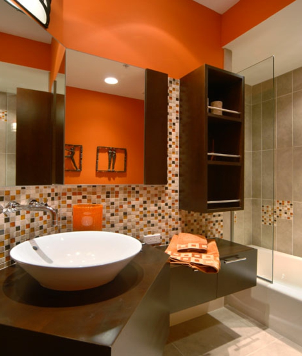 Oranssi kylpyhuone mosaiikkilevyillä