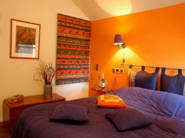 تصميم غرفة المعيشة البرتقالية الأصلية مع ألوان دافئة