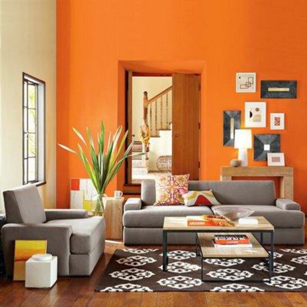 sala de estar naranja con muebles agradables