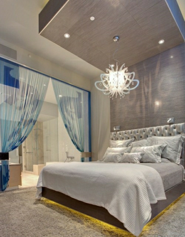 organza zavjese u spavaćoj sobi s luksuznim krevetom