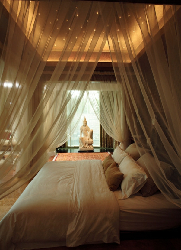 органза-завеси в романтично проектирана спалня - статуя на Буда