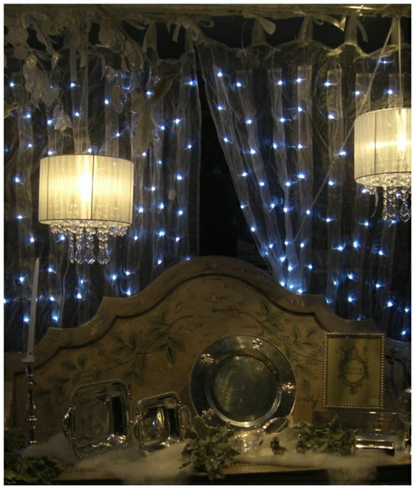 органза-завеси в спалнята с романтичен дизайн - две висящи лампи