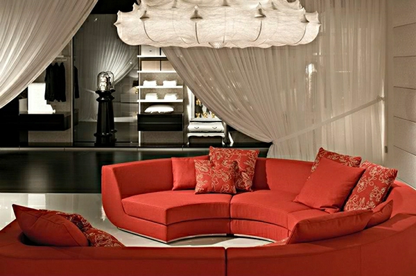 органза-завеси в дневната с червени мебели - модерен полилей