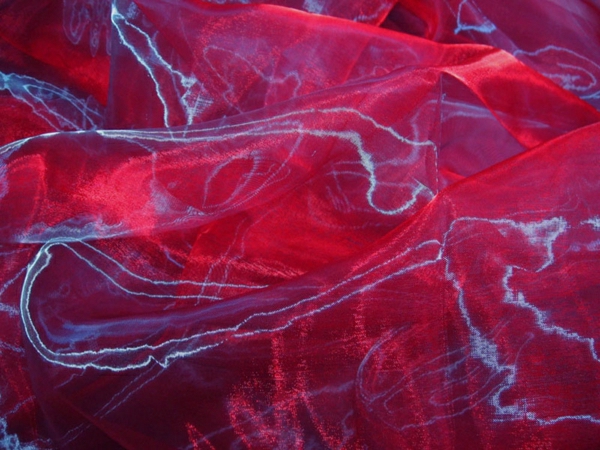 органза завеси Цикламен цвят - снимка, взета от близо
