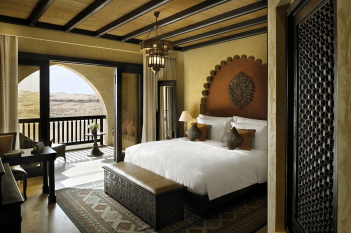 ориенталски декор в стаята в хотел в арабски страни семпла стая дизайн легла