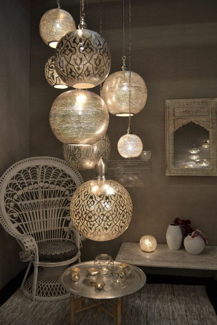 orijentalni tkanine mnoge svjetiljke suptilno svjetlo u maloj sobi fotelja svijeća miniregal pladanj stol dekor