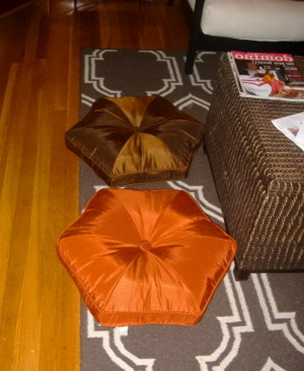 ориенталска декорация със седалка на красив килим