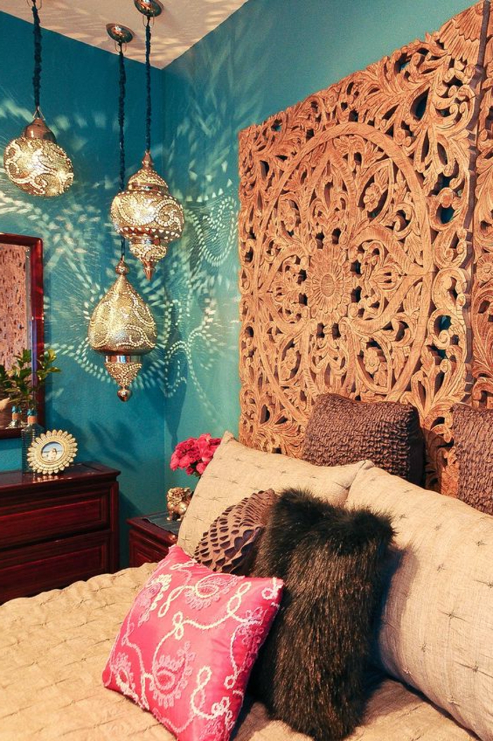 ориенталски висящи лампи в спалнята много цветни възглавници пухкави цикламена стена декор мандала от дърво