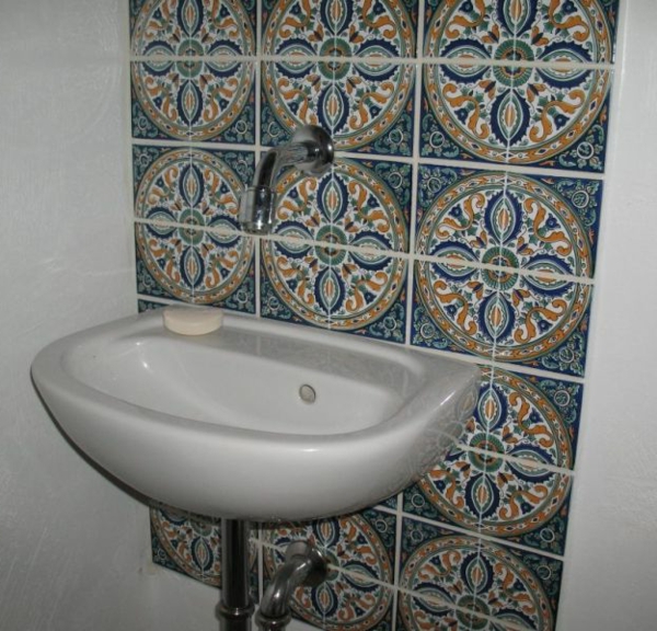 oriental-tiles-blue-tintes-sink en color blanco