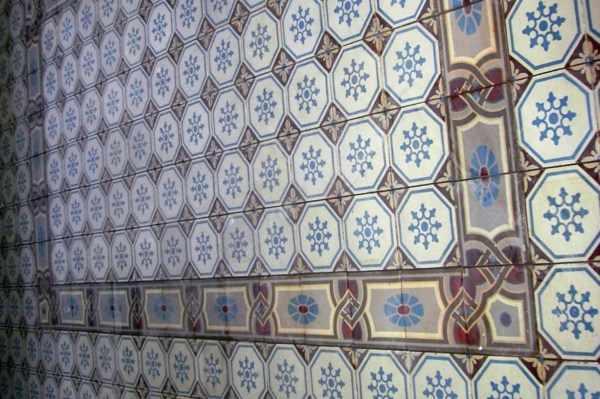 diseño de pared oriental con azulejos