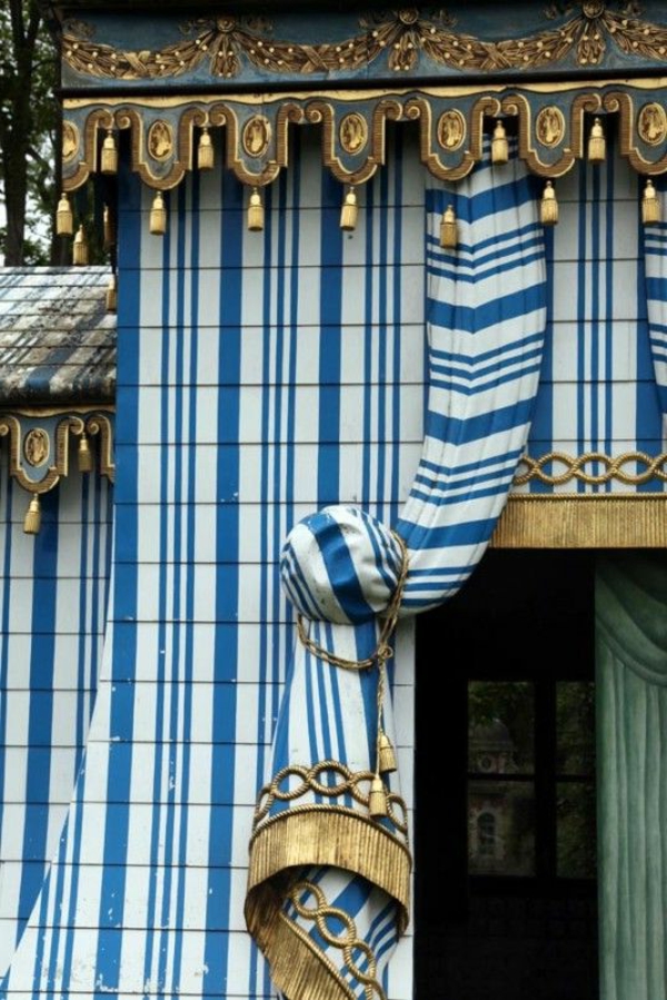 Ориенталският завеса типичен облицовани-синьо-бяло