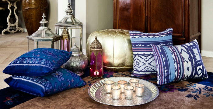 Arabski namještaj sjedišta jastučići u zlatnim bojama dekorativni jastuci u purpurne i plave svijeće svjetiljke perzijski tepih