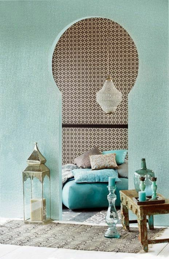 orijentalne vješalice u spavaćoj sobi s mnogo jastuka dizajn interijera u plavo zeleno tirkizno svjetlo ukras