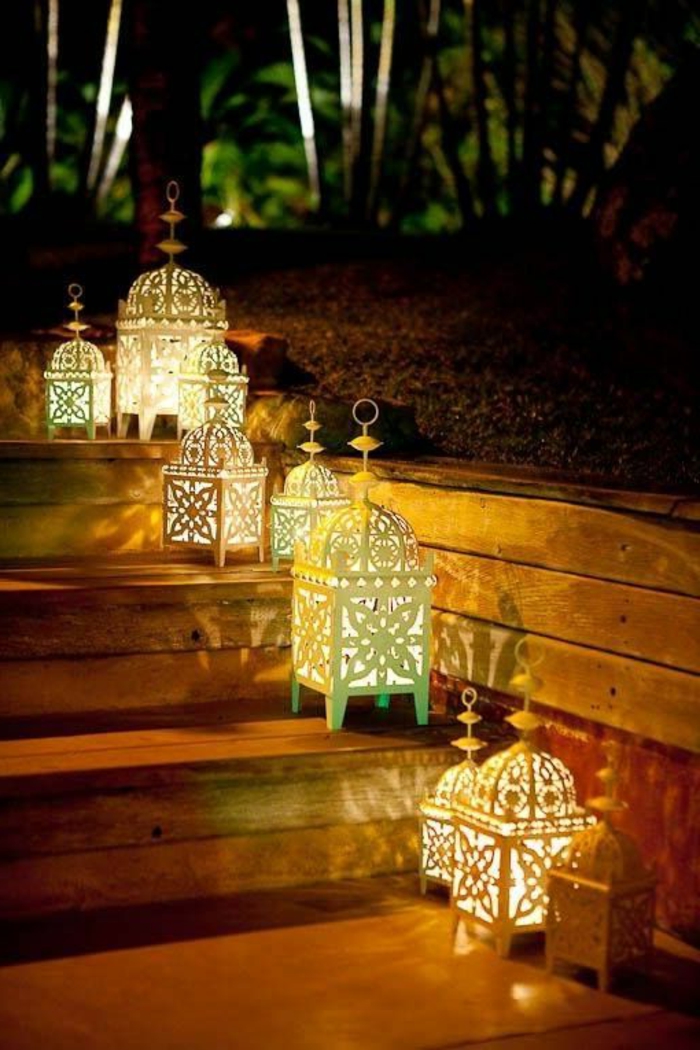 деко ориенталски много фенери лампи на стълбите тъмна атмосфера тъмнина градина декорация ориенталски