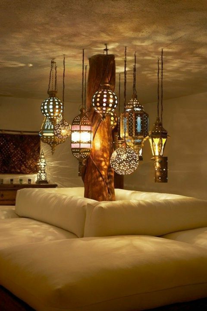 деко ориенталски много лампи вися от мека мека мебел диван в бял цвят цветни лампи прости романтика на стаята