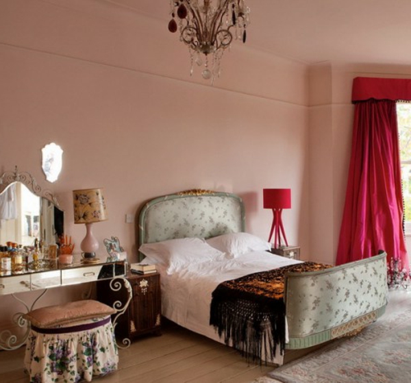 ориенталска спалня с красиво легло с табла и завеси в цикланен цвят