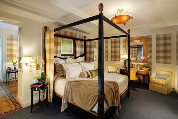голямо легло с дървени колони за модерен дизайн от азиатската спалня