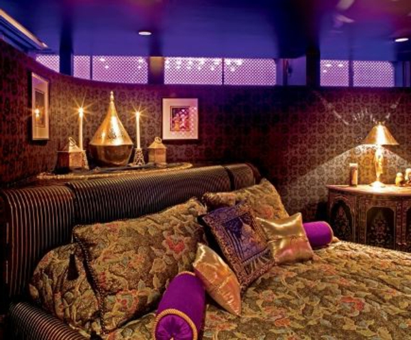 свещи и луксозно легло с многобройни цветни възглавници за дизайнерски дизайн на ориенталската спалня