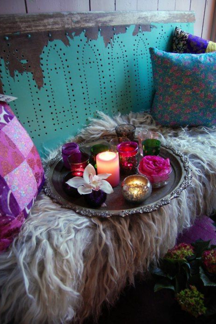 ориенталски мебели килим мек бежов цвят тюркоаз цветна възглавница лилаво розово цикламче свещче одрид табла