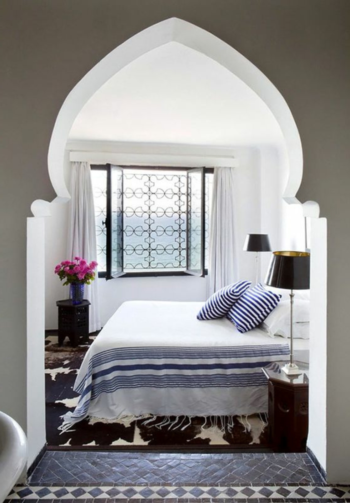 ориенталски мебели легло покритие бяло и синьо подово лампа цветя във ваза деко люляк рози прозорец с решетка