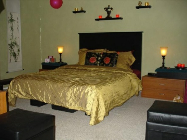 легло със златни покривки за интересен дизайн на ориенталска спалня