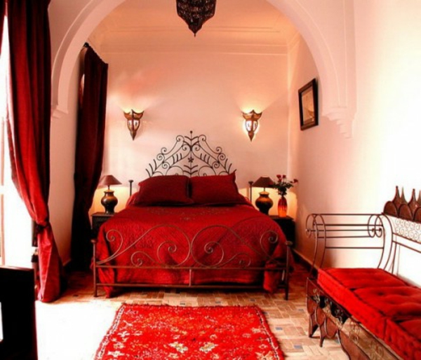 бял дизайн на стената и червен основен цвят в ориенталската спалня
