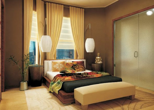 וילונות בהירים ומצעים צבעוניים ולזרוק כריות בחדר השינה עם ockra כמו צבע הראשי