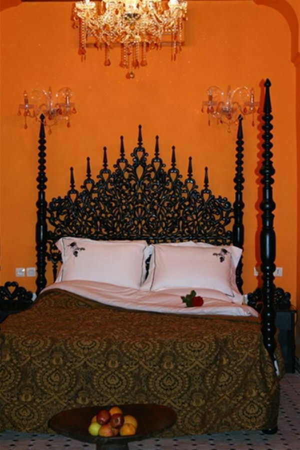 Аристократично изглеждащо табло в луксозна ориенталска спалня с оранжев дизайн