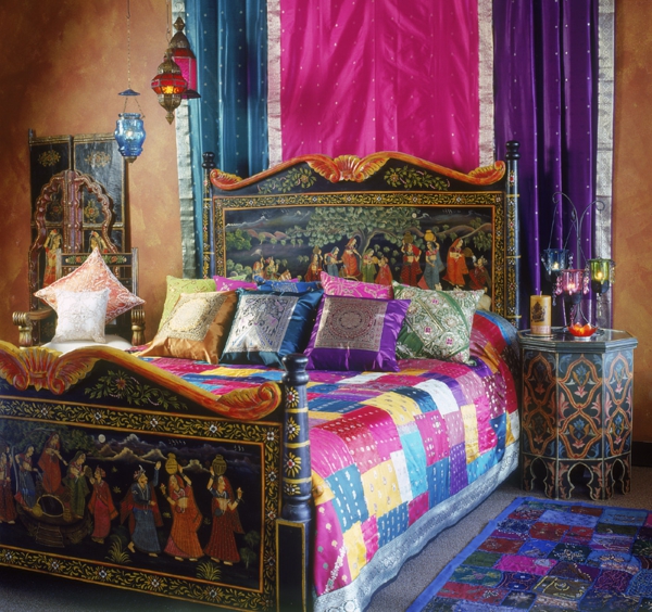 легло с много изхвърлени възглавници и стенен дизайн в цикламен цвят - спалня ориенталски