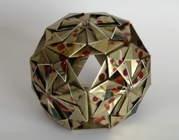 origami για τα Χριστούγεννα - ωραία μπάλα - φόντο σε λευκό χρώμα