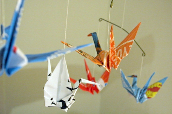 origami-karácsony-színes daruk - fénykép közelről