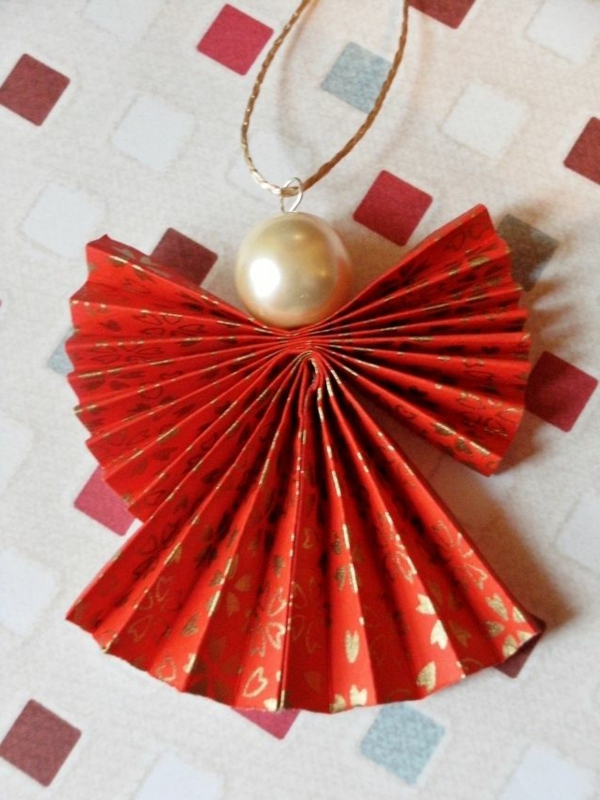 origami-karácsony-angyal-figura-a-vörös - fotó felülről