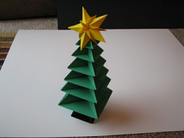 اوريغامي إلى عيد الميلاد ، والأخضر ، والتنوب ، شجرة ، مع نجوم الأخضر وجميلة