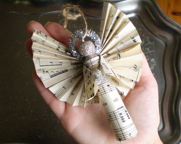 origami-karácsony-érdekes-angyal - a kezében